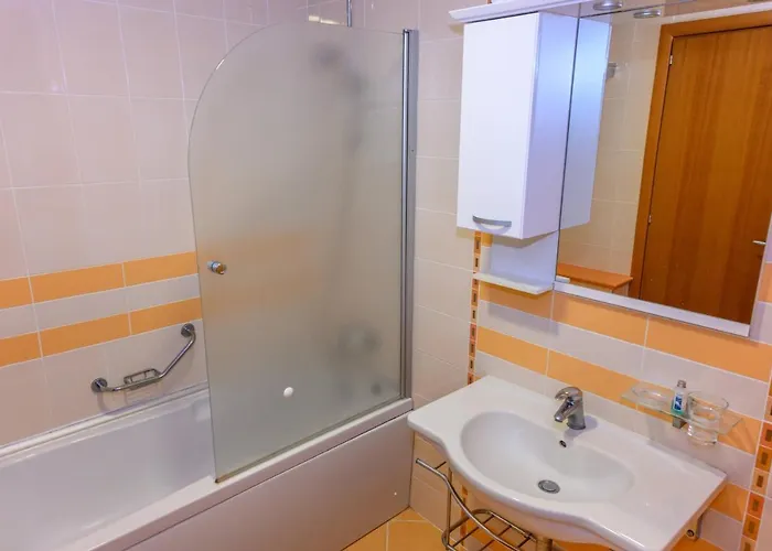 за гости затворен комплекс емералд * Ravda