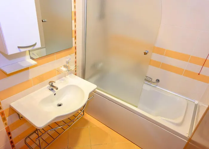 за гости затворен комплекс емералд