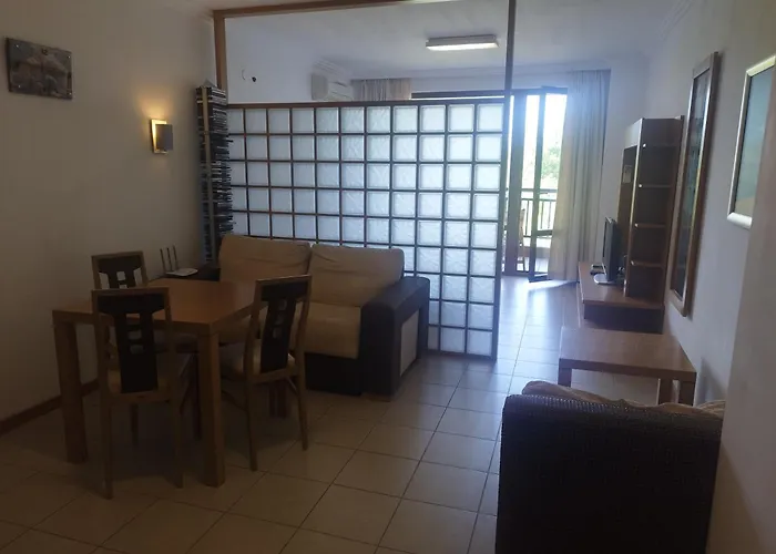 за гости затворен комплекс емералд Ravda