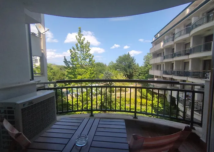 за гости затворен комплекс емералд Ravda