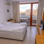 за гости затворен комплекс емералд Apartment Ravda