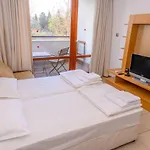 за гости затворен комплекс емералд * Ravda