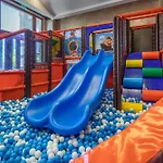 за гости затворен комплекс емералд