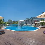 за гости затворен комплекс емералд Apartment