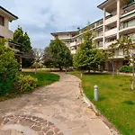 за гости затворен комплекс емералд Apartment Ravda