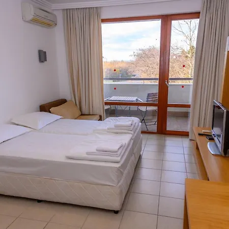 за гости затворен комплекс емералд Apartment Rawda