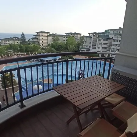 за гости затворен комплекс емералд Apartment Rawda