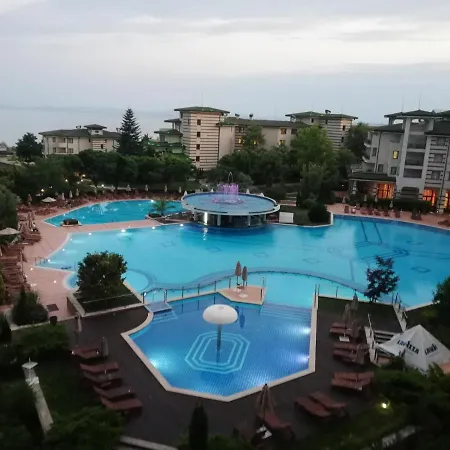 за гости затворен комплекс емералд Appartement