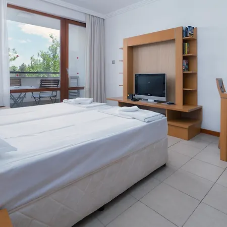 за гости затворен комплекс емералд *