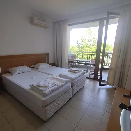 за гости затворен комплекс емералд Apartment