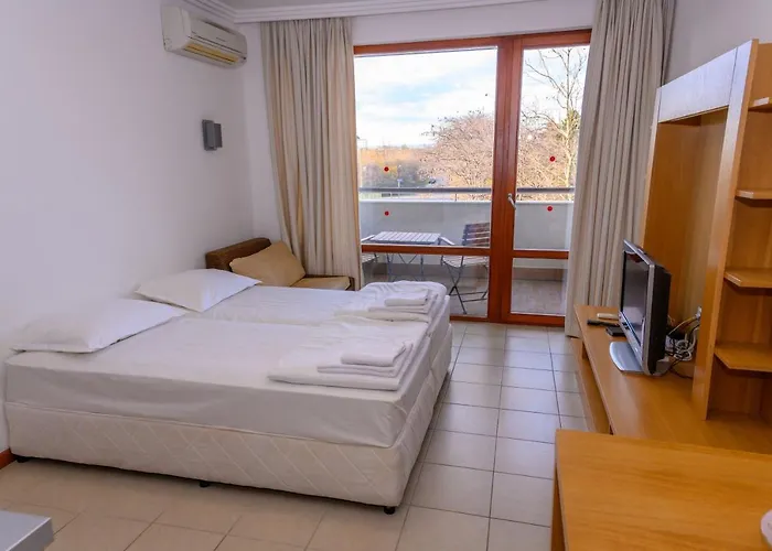 за гости затворен комплекс емералд Apartamento Ravda