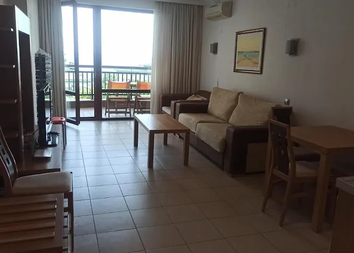 за гости затворен комплекс емералд Apartamento Ravda