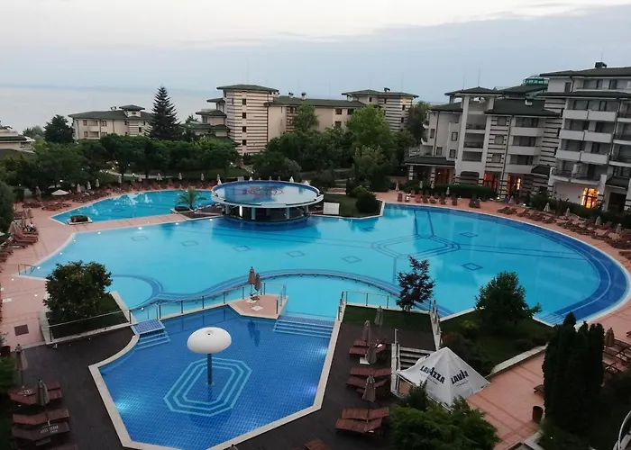 за гости затворен комплекс емералд