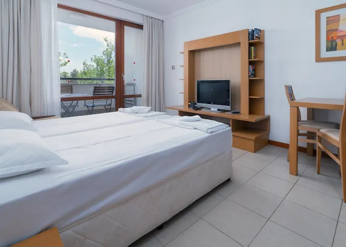 за гости затворен комплекс емералд *