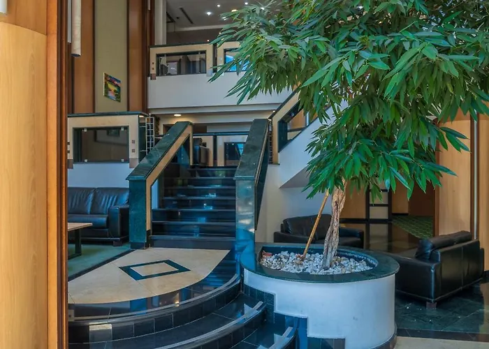 за гости затворен комплекс емералд * Ravda