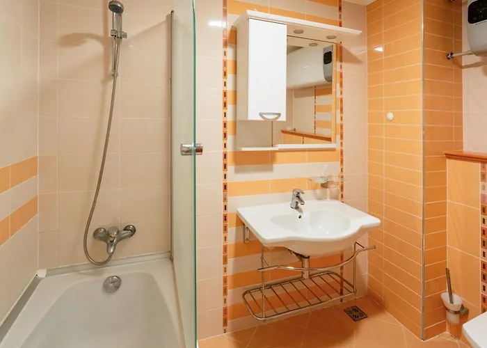 за гости затворен комплекс емералд Ravda