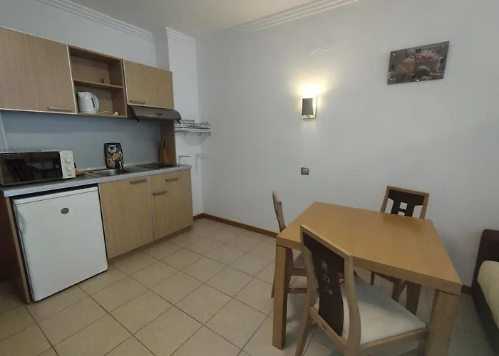 за гости затворен комплекс емералд Apartamento Ravda